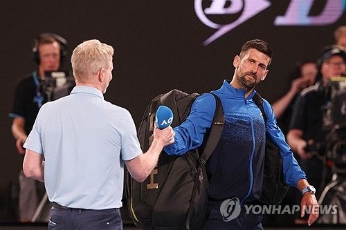 16강 승리 후 짧은 인사만 하고 마이크를 건네는 조코비치(오른쪽)