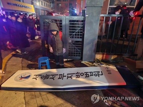 떨어진 서울서부지법 현판