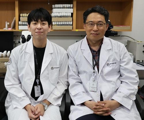 이민혁 박사후 연수연구원, 강경진 책임연구원(오른쪽) 