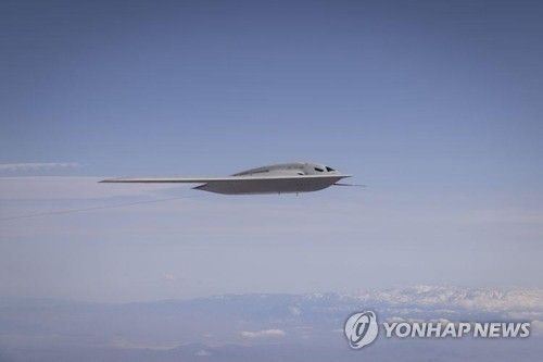 비행 중인 미 공군의 차세대 폭격기 B-21