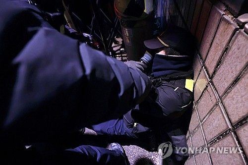 고통스러워하는 경찰