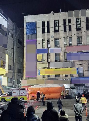 에어매트 설치한 소방관