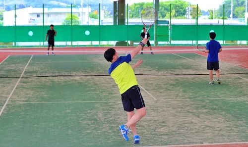 완산생활체육공원에서 테니스 즐기는 시민들