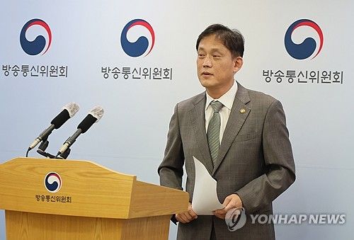 입장문 발표 마친 김태규 방통위원장 직무대행