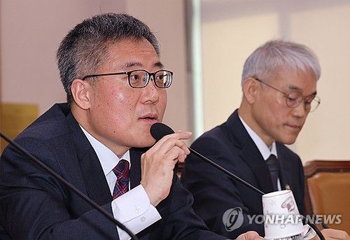 답변하는 김석우 법무부 장관 직무대행