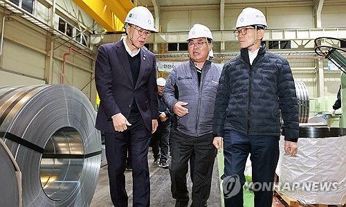 공장 시설 둘러보는 김문수 고용노동부 장관