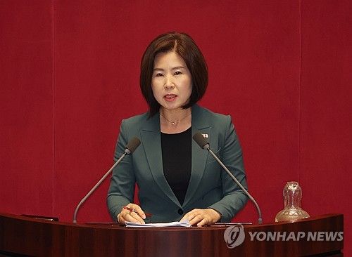 대정부질문 시작하는 김미애 의원