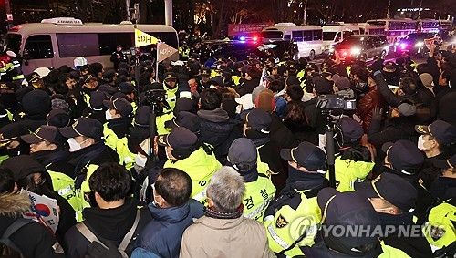 서부지법 앞 경찰과 윤 대통령 지지자들