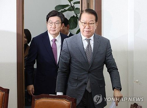 비대위 회의 입장하는 권영세 비대위원장과 권성동 원내대표