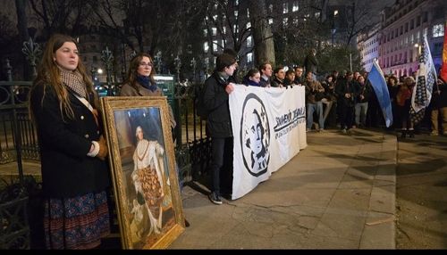 루이 16세 초상화 들고 시위하는 왕정주의자들