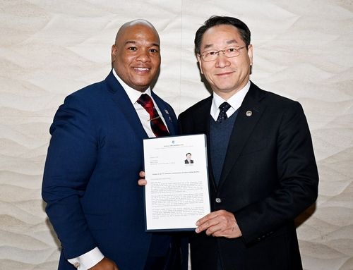 마스 번스 위원장에게 트럼프 대통령 초청 서한을 전달하는 유정복 시장