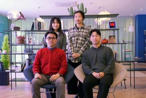 왼쪽 아래부터 반시계 방향으로 정두영 울산과학기술원(UNIST) 의과학대학원 교수, 김명성 연구원(제1 저자), 이선미 연구원, 허정인 연구원. [울산과학기술원(UNIST) 제공. 재판매 및 DB 금지]