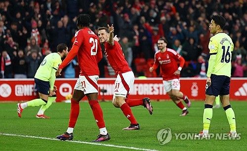 골세리머니를 펼치는 노팅엄의 크리스 우드