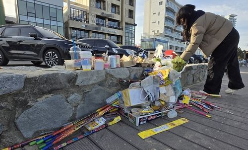 강문해변에 쌓인 각종 쓰레기