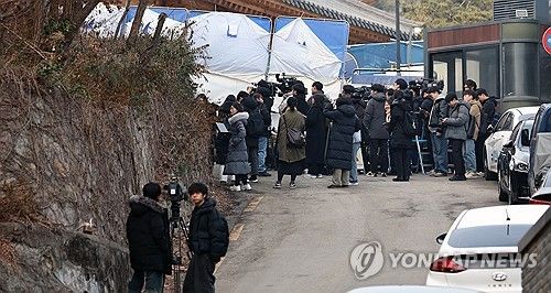 대통령 안가 압수수색에 모여든 취재진