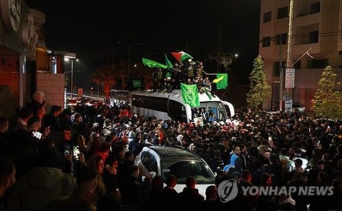 20일(현지시간) 팔레스타인 수감자 석방을 환영하는 인파. [EPA=연합뉴스]