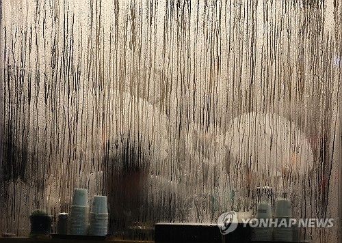 겨울철 국밥집의 김 서림