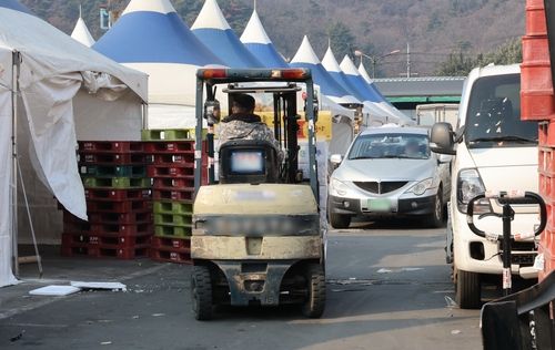 임시점포 앞 비좁은 도로