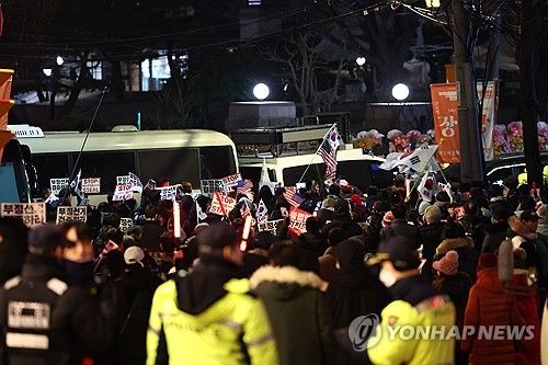 헌재 앞 윤석열 대통령 지지자들, 경찰 도로 통제