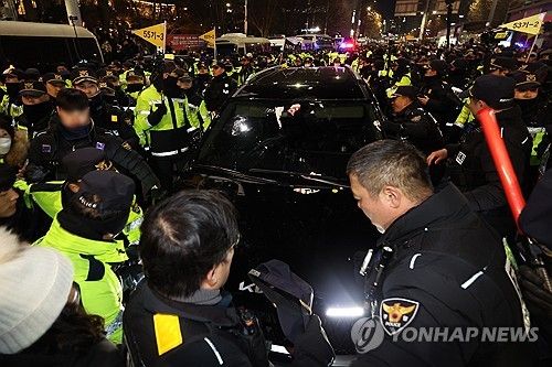 공수처 추정 차량 막아선 윤대통령 지지자들