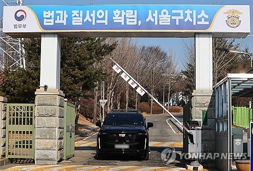 서울구치소 나서는 경호차량