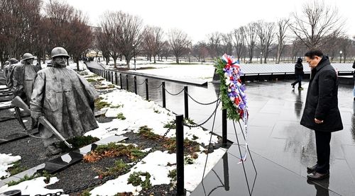 워싱턴DC 한국전 참전용사 기념비 참배하는 유정복 시장