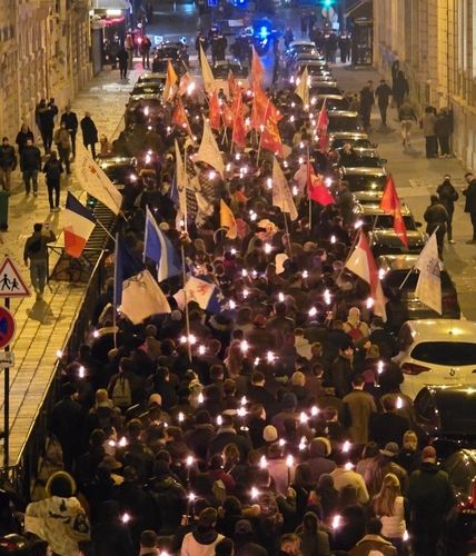 횃불 들고 파리 시내 행진
