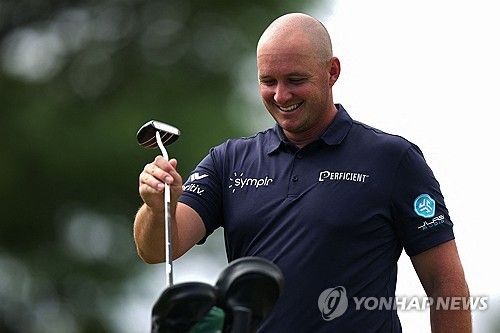 머리를 빡빡 민 슈트라카.