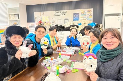 사할린 영주귀국 어르신과 탈 공예 체험하는 차세대 재외동포