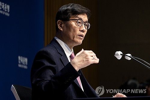 기자간담회서 발언하는 이창용 총재