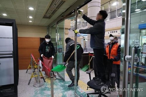 윤 대통령 지지자들 난입으로 파손된 서부지법