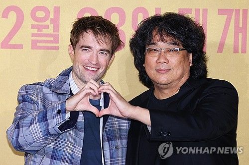 하트 만드는 봉준호 감독과 로버트 패틴슨