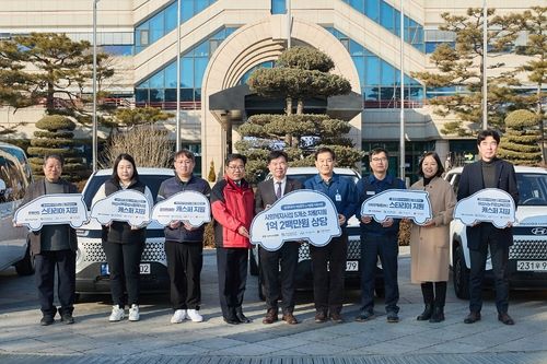 기념 촬영을 하는 조일교 시장 권한대행(왼쪽 5번째)과 관계자들