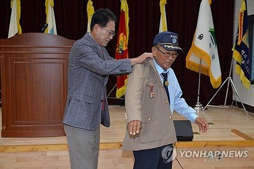 명예로운 제복 입혀드리는 울주군수