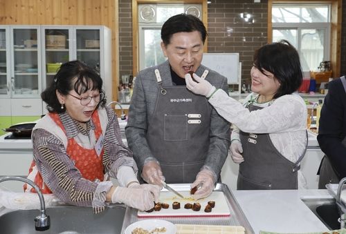 완주군가족센터 방문한 김관영(가운데) 전북특별자치도지사