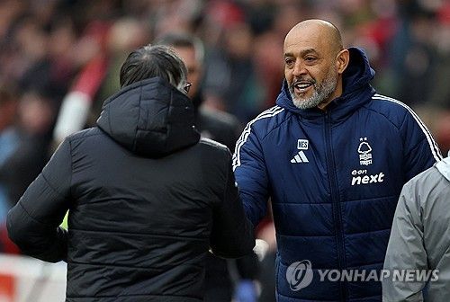 승리를 기뻐하는 노팅엄의 누누 에스피리트 산투 감독