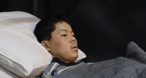 우크라이나 신문 받는 북한군 병사