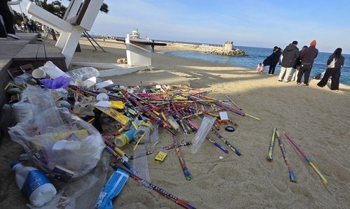 강문해변 백사장에 마구 버려진 쓰레기