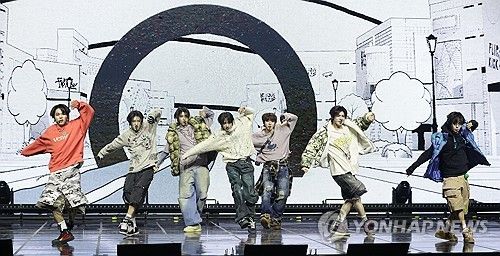 무대 꽉 채운 킥플립