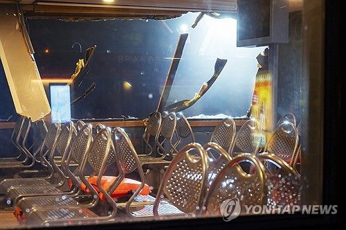 창문 부서진 여객선