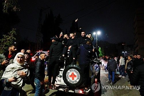 20일(현지시간) 요르단강 서안 오퍼 감옥 앞에서 팔레스타인 수감자의 석방을 기다리고 있는 사람들. [로이터=연합뉴스]
