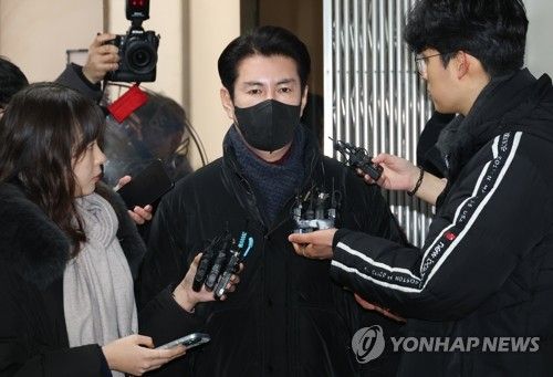 국가수사본부에 출석하는 김신 가족부장