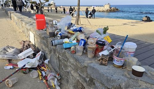 강문해변에 마구 버려진 쓰레기