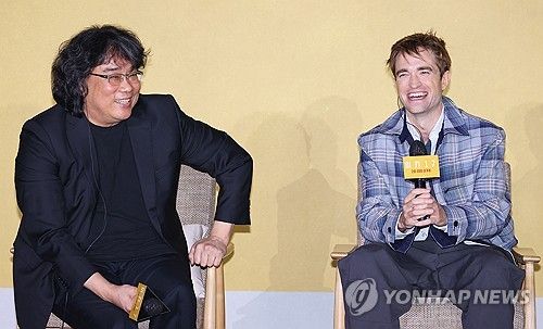 '미키 17' 촬영 현장 얘기하는 로버트 패틴슨과 봉준호