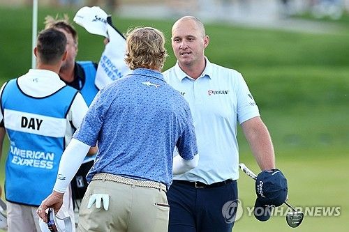 우승한 슈트라카(오른쪽)