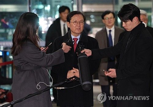 취재진 질문 답하는 윤갑근 변호사