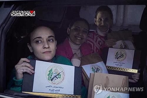 지난 19일 하마스로부터 풀려난 이스라엘 여성 인질 3명