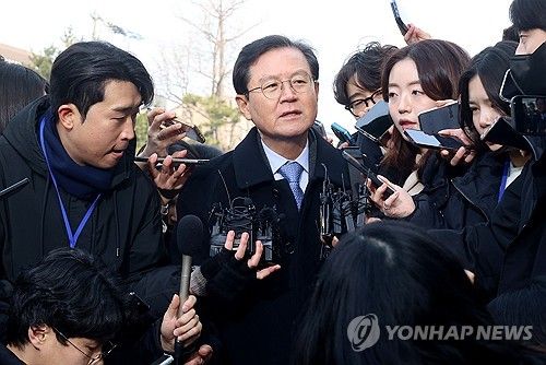 취재진 질문에 답하는 윤갑근 변호사