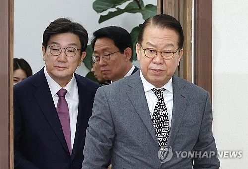 비대위 회의 입장하는 권영세 비대위원장과 권성동 원내대표