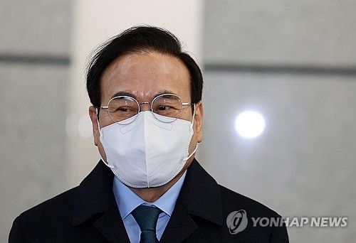 취재진 바라보는 서거석 전북교육감